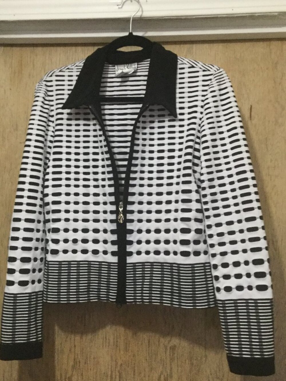 Joseph Ribkoff black and white zip front cardigan/jacket measures 19 pit to pit